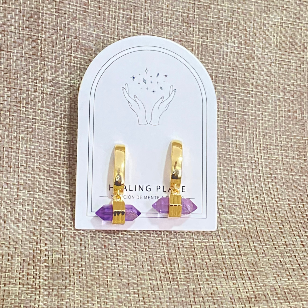 Aretes de Amatista de Healing Place en plata bañada en oro de 18k, joya espiritual de equilibrio y transformación.