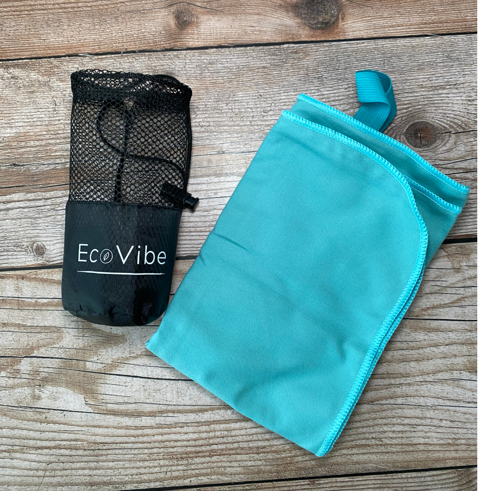 Toalla de microfibra ECOVIBE turquesa, absorbente y compacta, perfecta para la playa, piscina o baño. Disponible en varios tamaños.