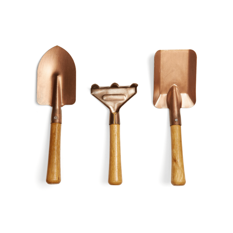 Set de herramientas de jardinería rústicas con pala, rastrillo y pala cuadrada, mango de madera y acabado en cobre, ideal para pequeños jardines y regalos.