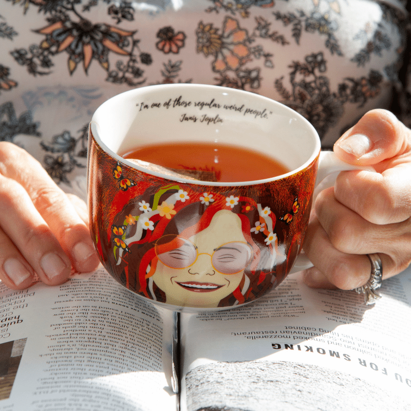 Taza de porcelana Janis Joplin con la frase "I’m one of those regular weird people" ilustrada por Hector Serrano, ideal para café, té o sopa.